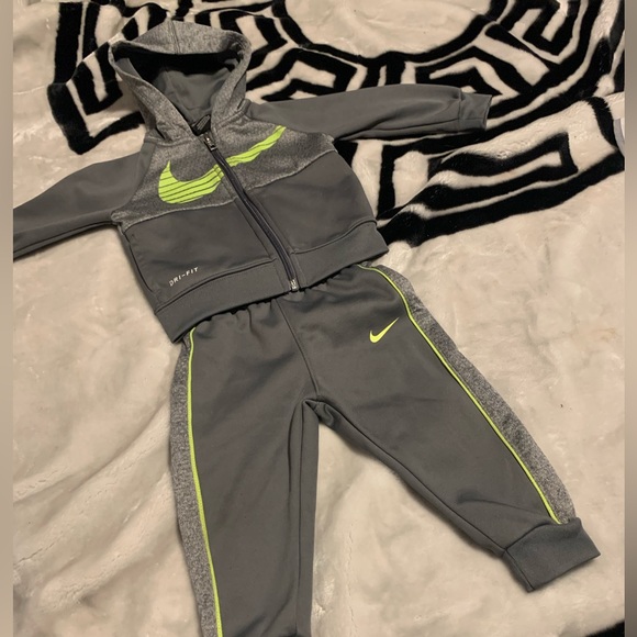 Nike grey and neon green jogger set 12m - Picture 3 of 4